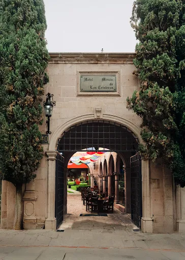 Entrada del Hotel Mesón de los Cristeros